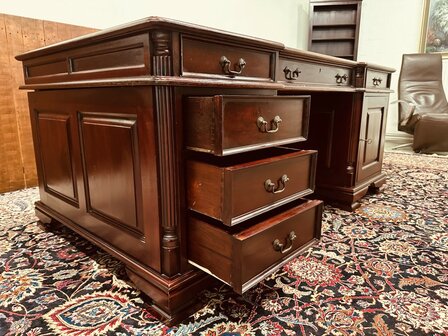 Klassiek-Engels-Chesterfield-Partnerdesk-Bureau