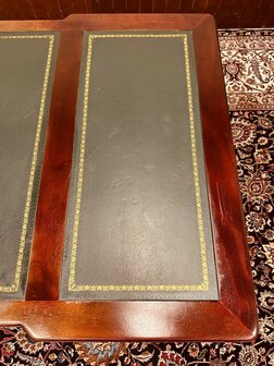 Klassiek-Engels-Chesterfield-Partnerdesk-Bureau