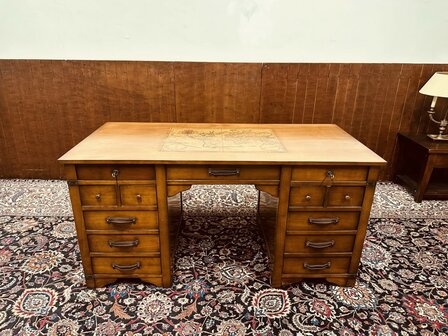 Klassiek-Engels-Bureau-Landkaart