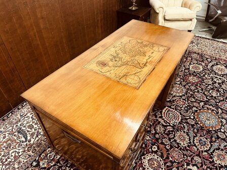Klassiek-Engels-Bureau-Landkaart