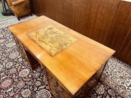 Klassiek-Engels-Bureau-Landkaart
