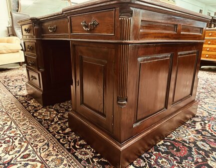 Engels-Chesterfield-Partnerdesk-Bureau