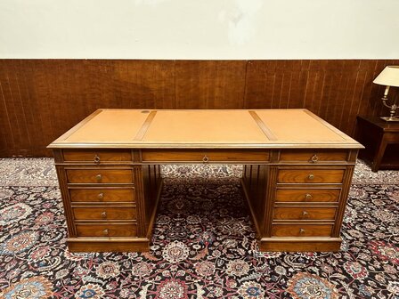 Engelse-Klassieke-Bureau-Partnerdesk