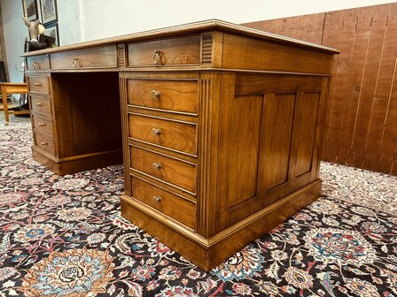 Engelse-Klassieke-Bureau-Partnerdesk
