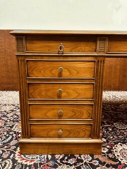 Engelse-Klassieke-Bureau-Partnerdesk