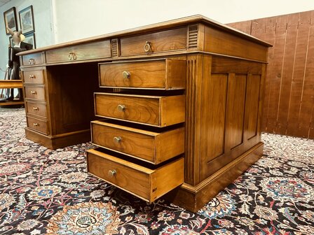 Engelse-Klassieke-Bureau-Partnerdesk