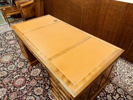 Engelse-Klassieke-Bureau-Partnerdesk