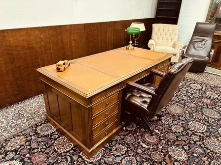 Engelse-Klassieke-Bureau-Partnerdesk