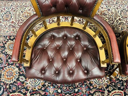 Set-Engelse-Chesterfield-Captain-Chairs