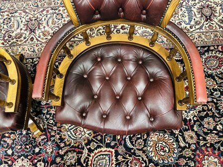 Set-Engelse-Chesterfield-Captain-Chairs