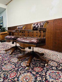 Set-Engelse-Chesterfield-Captain-Chairs