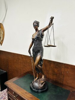 Bronzen Beeld Vrouw Justitia