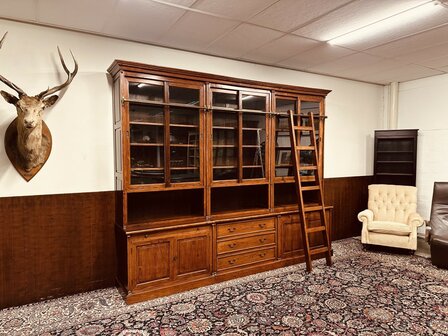 Klassiek-Engelse-Bibliotheekkast