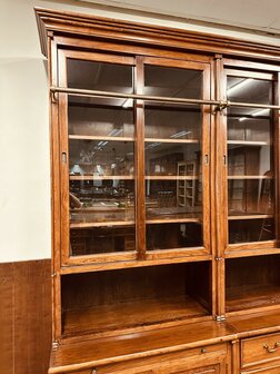 Klassiek-Engelse-Bibliotheekkast