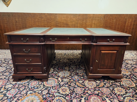 Antiek-Engels-Chesterfield-bureau-partnerdesk-met-lederen-inleg