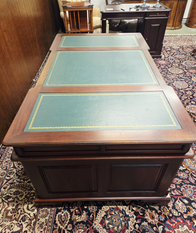 Antiek-Engels-Chesterfield-bureau-partnerdesk-met-lederen-inleg-4
