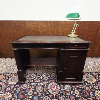 Antiek-klassiek-Engels-bureau-met-lederen-werkblad