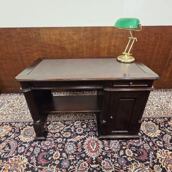 Antiek-klassiek-Engels-bureau-met-lederen-werkblad-1