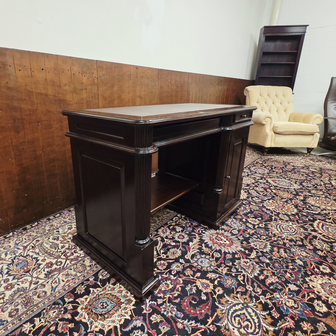 Antiek-klassiek-Engels-bureau-met-lederen-werkblad-2