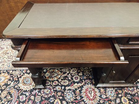 Antiek-klassiek-Engels-bureau-met-lederen-werkblad-11