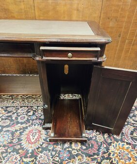 Antiek-klassiek-Engels-bureau-met-lederen-werkblad-12