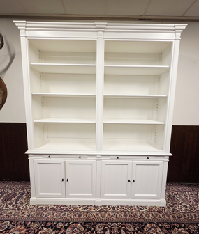 Witte-klassieke-boekenkast-kast