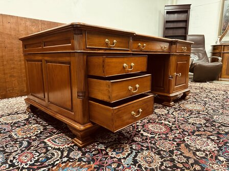 Antiek-Engels-Bureau-Partnerdesk