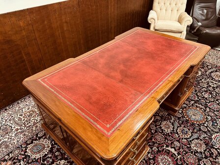 Antiek-Engels-Bureau-Partnerdesk