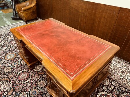 Antiek-Engels-Bureau-Partnerdesk