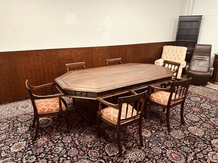 Klassiek-Engelse-Vergadertafel-met-Stoelen