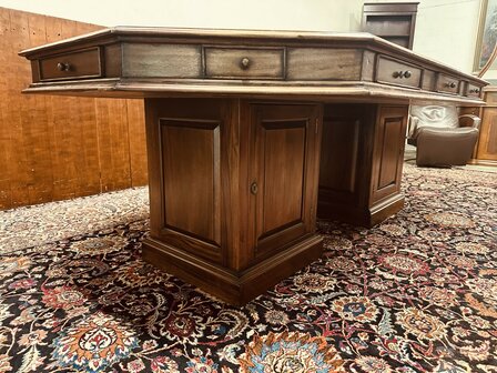 Klassiek-Engelse-Vergadertafel-met-Stoelen