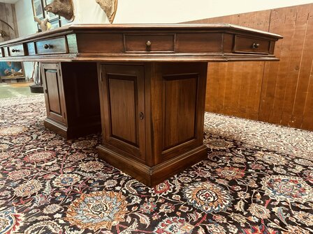 Klassiek-Engelse-Vergadertafel-met-Stoelen