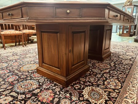 Klassiek-Engelse-Vergadertafel-met-Stoelen