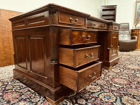 Klassiek-Engels-Chesterfield-Bureau-Partnerdesk