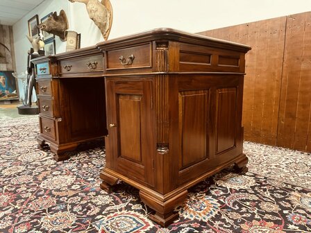Engels-Klassiek-Bureau-met-Groene-Inleg