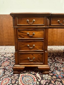 Engels-Klassiek-Bureau-met-Groene-Inleg