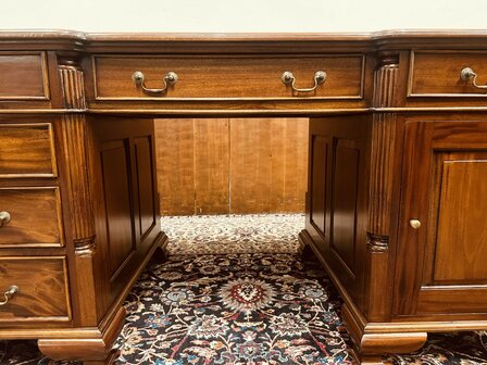 Engels-Klassiek-Bureau-met-Groene-Inleg