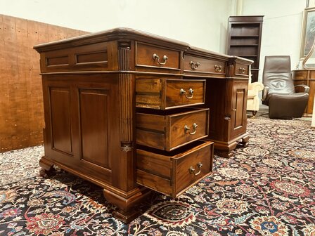 Engels-Klassiek-Bureau-met-Groene-Inleg