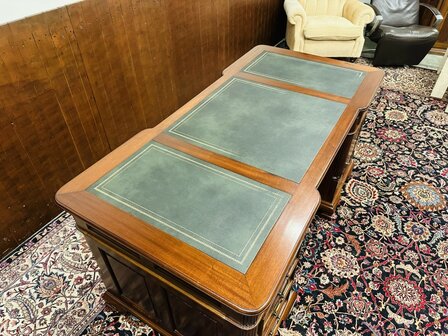 Engels-Klassiek-Bureau-met-Groene-Inleg