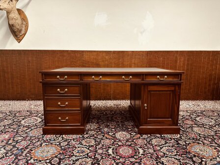 Engels-Klassiek-Bureau-met-Zwarte-Inleg
