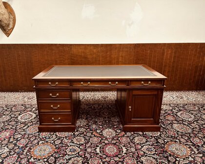 Engels-Klassiek-Bureau-met-Zwarte-Inleg