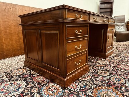 Engels-Klassiek-Bureau-met-Zwarte-Inleg