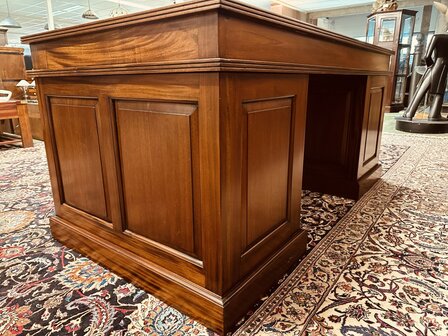 Engels-Klassiek-Bureau-met-Zwarte-Inleg