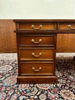 Engels-Klassiek-Bureau-met-Zwarte-Inleg