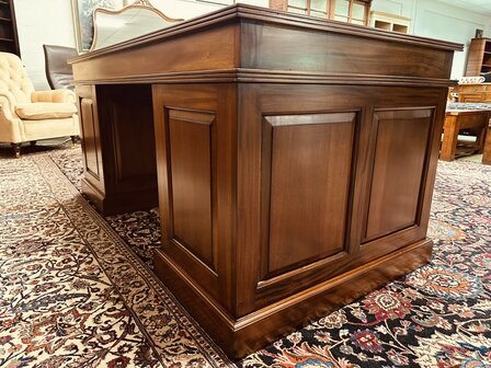 Engels-Klassiek-Bureau-met-Zwarte-Inleg