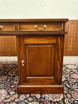 Engels-Klassiek-Bureau-met-Zwarte-Inleg