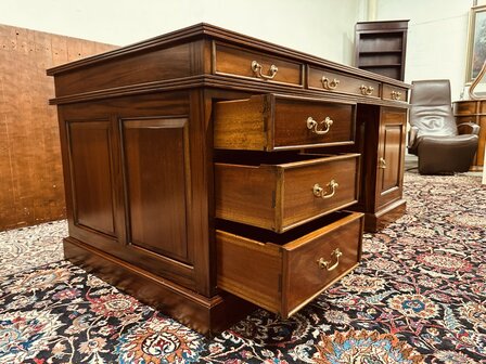 Engels-Klassiek-Bureau-met-Zwarte-Inleg