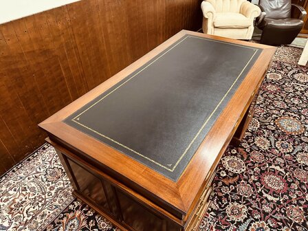 Engels-Klassiek-Bureau-met-Zwarte-Inleg