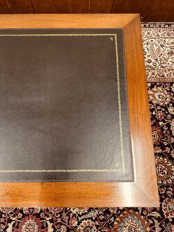 Engels-Klassiek-Bureau-met-Zwarte-Inleg