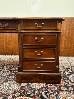 Ondiep-Smal-Klassiek-Engels-Antiek-Chesterfield-Bureau-Desk-met-Groene-Lederen-Inleg
